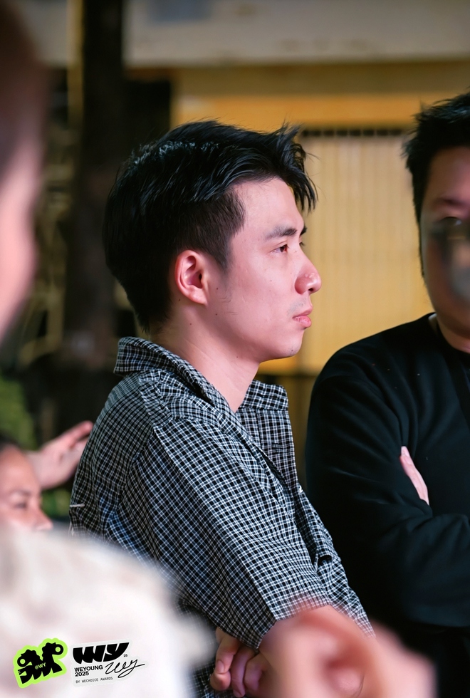 Tư liệu quý: Ninh Anh Bùi “tập sự MC” dưới sự kèm cặp của Khánh Vy tại tổng duyệt gala WeYoung 2025- Ảnh 2.