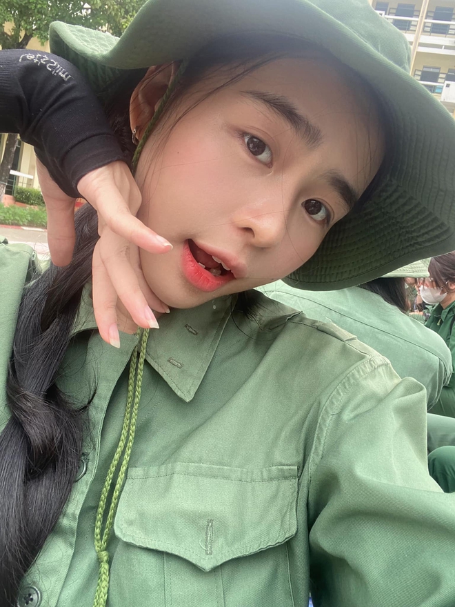 Mê mẩn ngắm nhan sắc hotgirl khiến Thanh Nhàn U22 Việt Nam phải 