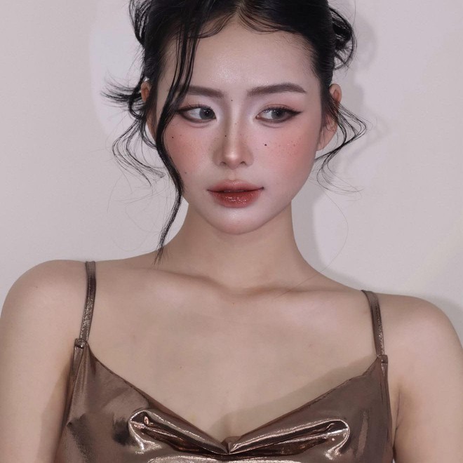 Mê mẩn ngắm nhan sắc hotgirl khiến Thanh Nhàn U22 Việt Nam phải 