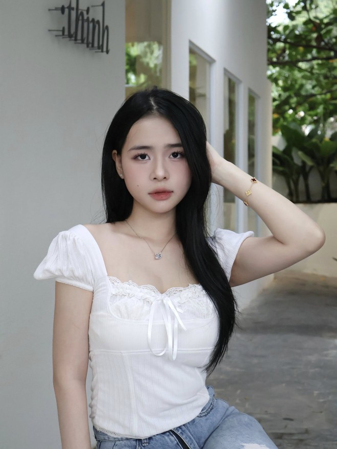 Mê mẩn ngắm nhan sắc hotgirl khiến Thanh Nhàn U22 Việt Nam phải 