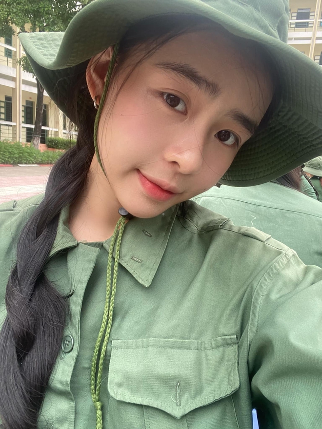 Mê mẩn ngắm nhan sắc hotgirl khiến Thanh Nhàn U22 Việt Nam phải 