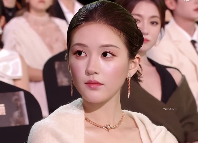 Không ai bênh được Triệu Lộ Tư: Cố tới đâu vẫn mờ nhạt trước 1 mỹ nhân?- Ảnh 2.