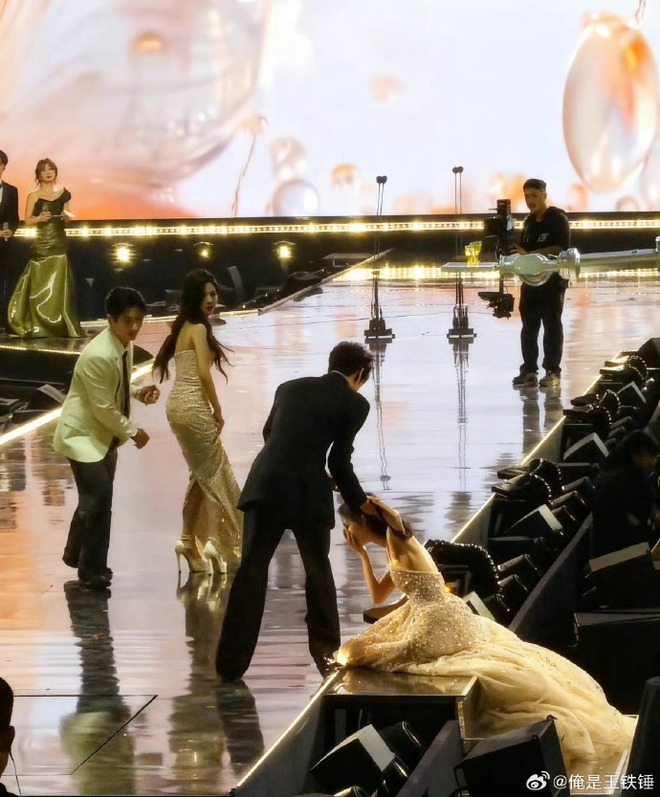 "Mỹ nữ đẹp nhất 2025" ngã nhào hú vía trên sân khấu, ai dè được 70 triệu người cầu xin "hãy ngã vào lòng anh"- Ảnh 7.