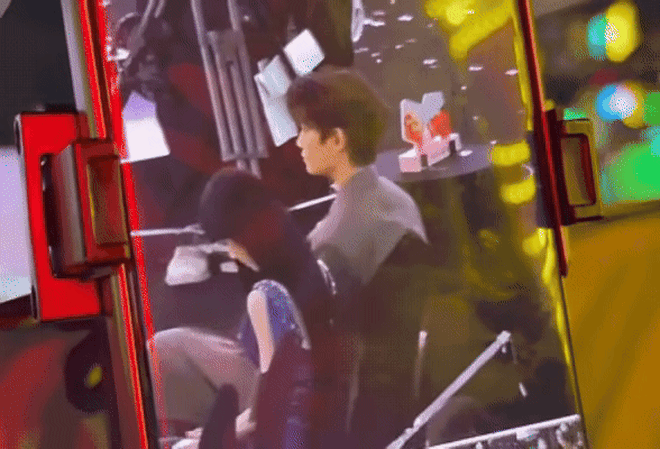 "Mỹ nữ đẹp nhất 2025" ngã nhào hú vía trên sân khấu, ai dè được 70 triệu người cầu xin "hãy ngã vào lòng anh"- Ảnh 3.