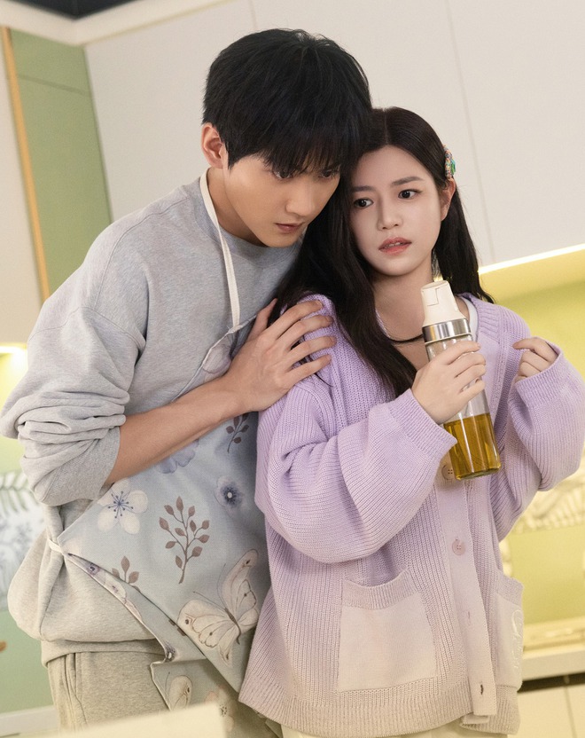 Nữ chính phim ngôn tình 42 tuổi vẫn xinh như búp bê, mặc đẹp đến nỗi gái trẻ phải cắp sách vở "học lỏm"- Ảnh 1.