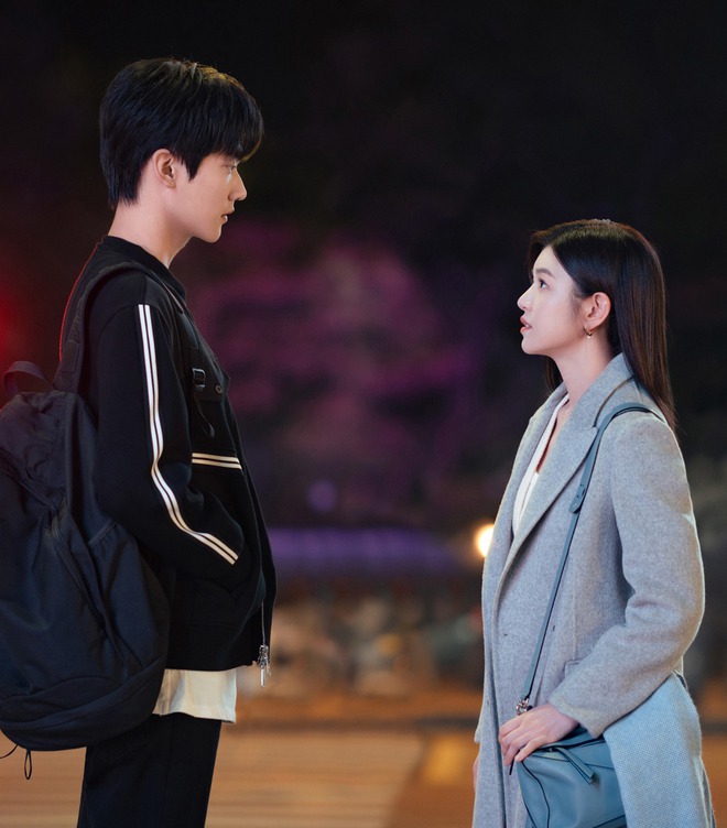 Nữ chính phim ngôn tình 42 tuổi vẫn xinh như búp bê, mặc đẹp đến nỗi gái trẻ phải cắp sách vở "học lỏm"- Ảnh 2.