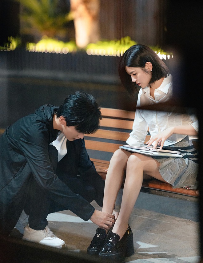 Nữ chính phim ngôn tình 42 tuổi vẫn xinh như búp bê, mặc đẹp đến nỗi gái trẻ phải cắp sách vở "học lỏm"- Ảnh 4.
