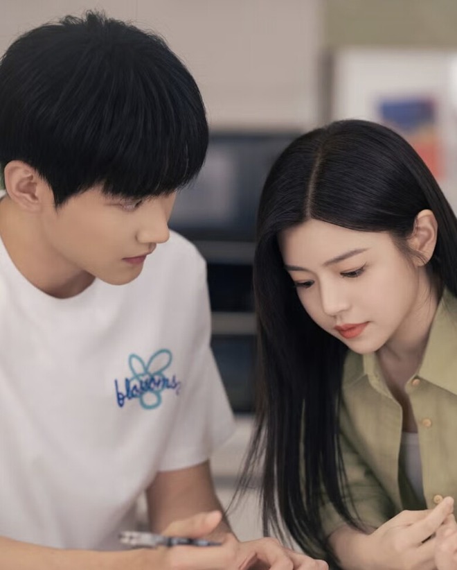 Nữ chính phim ngôn tình 42 tuổi vẫn xinh như búp bê, mặc đẹp đến nỗi gái trẻ phải cắp sách vở "học lỏm"- Ảnh 3.