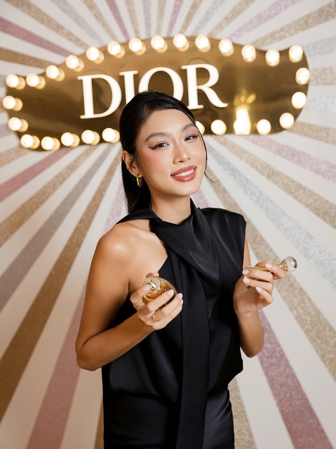 Cam thường "bóng dầu", môi tều rõ lạ của một Á hậu- Ảnh 11.