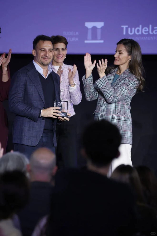 Công thức "hack tuổi" đỉnh cao cho phụ nữ U50 từ Vương hậu Letizia Tây Ban Nha- Ảnh 6.