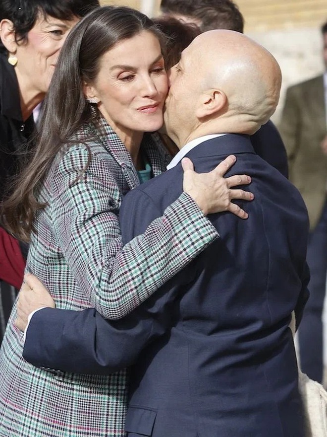 Công thức "hack tuổi" đỉnh cao cho phụ nữ U50 từ Vương hậu Letizia Tây Ban Nha- Ảnh 4.