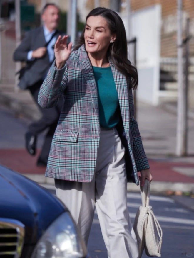 Công thức "hack tuổi" đỉnh cao cho phụ nữ U50 từ Vương hậu Letizia Tây Ban Nha- Ảnh 3.