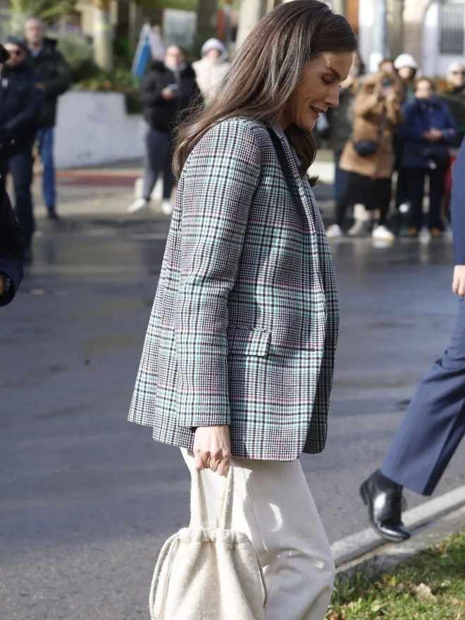 Công thức "hack tuổi" đỉnh cao cho phụ nữ U50 từ Vương hậu Letizia Tây Ban Nha- Ảnh 2.