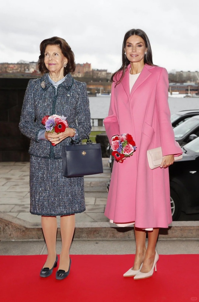 Chẳng mấy ai dám liều như Vương hậu Letizia: Mặc màu hồng sặc sỡ át vía sự u ám của mùa đông- Ảnh 3. Chẳng mấy ai dám liều như Vương hậu Letizia: Mặc màu hồng sặc sỡ át vía sự u ám của mùa đông- Ảnh 3.