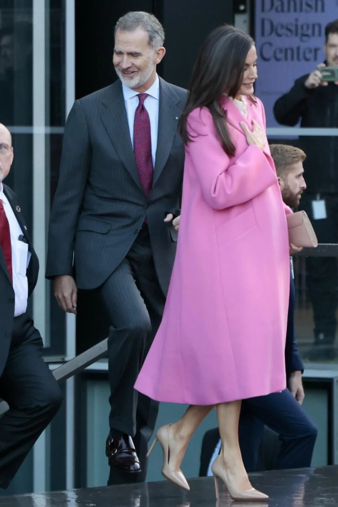 Chẳng mấy ai dám liều như Vương hậu Letizia: Mặc màu hồng sặc sỡ át vía sự u ám của mùa đông- Ảnh 4. Chẳng mấy ai dám liều như Vương hậu Letizia: Mặc màu hồng sặc sỡ át vía sự u ám của mùa đông- Ảnh 4.