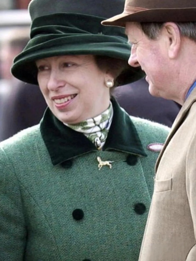 Từ chiếc huy hiệu hình ngựa "bất ly thân" của Vương nữ Anne: Tạo sao phụ nữ sang trọng luôn chọn 1 biểu tượng riêng?- Ảnh 6.