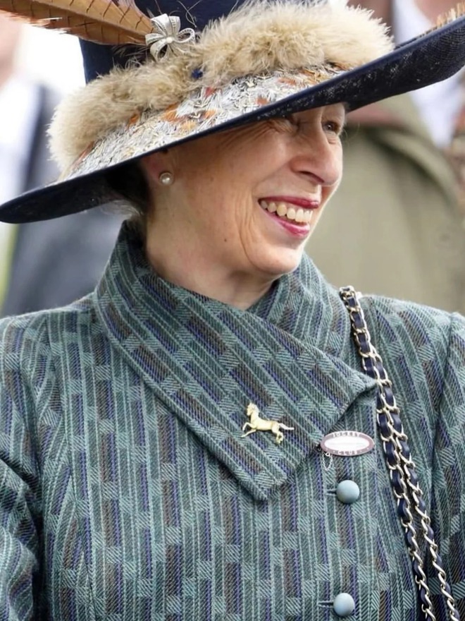 Từ chiếc huy hiệu hình ngựa "bất ly thân" của Vương nữ Anne: Tạo sao phụ nữ sang trọng luôn chọn 1 biểu tượng riêng?- Ảnh 8.