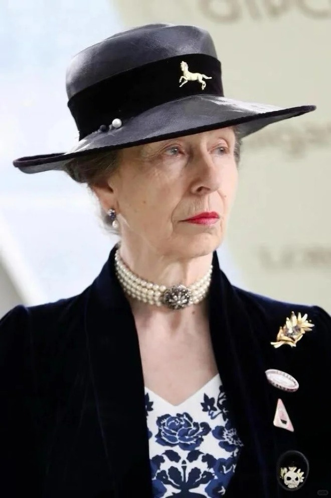 Từ chiếc huy hiệu hình ngựa "bất ly thân" của Vương nữ Anne: Tạo sao phụ nữ sang trọng luôn chọn 1 biểu tượng riêng?- Ảnh 10.