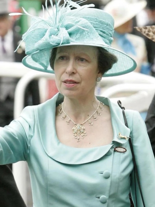 Từ chiếc huy hiệu hình ngựa "bất ly thân" của Vương nữ Anne: Tạo sao phụ nữ sang trọng luôn chọn 1 biểu tượng riêng?- Ảnh 4.