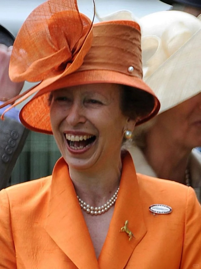 Từ chiếc huy hiệu hình ngựa "bất ly thân" của Vương nữ Anne: Tạo sao phụ nữ sang trọng luôn chọn 1 biểu tượng riêng?- Ảnh 5.