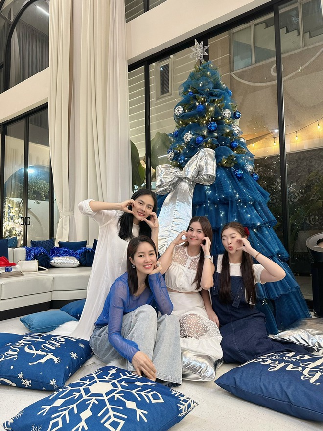 Mỹ nhân "win chặt" đường đua Noel: Tự tay trang trí biệt thự 1000m² đẹp chấn động thị giác- Ảnh 8.