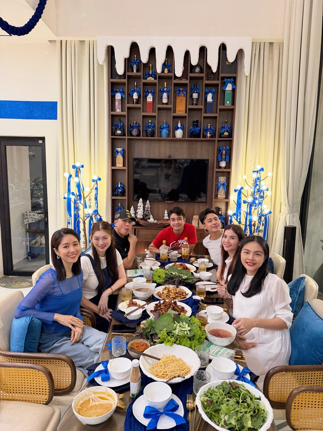 Mỹ nhân "win chặt" đường đua Noel: Tự tay trang trí biệt thự 1000m² đẹp chấn động thị giác- Ảnh 9.