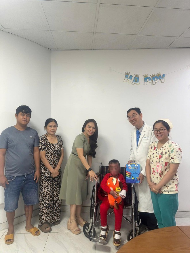 96 ngày giành sự sống của cậu bé 5 tuổi bị cha đốt xăng bỏng đến 80%: “Phép màu từ nghị lực phi thường”- Ảnh 3.