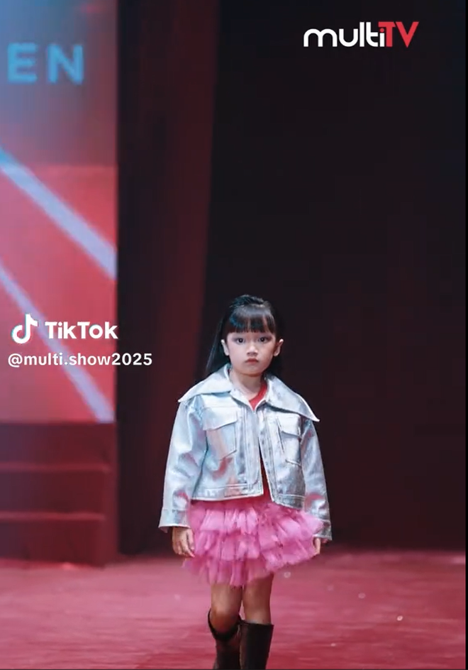 Mới 6 tuổi con gái Trường Giang - Nhã Phương đã "chạy show" catwalk, thần thái cỡ này thì không đùa được!- Ảnh 1.