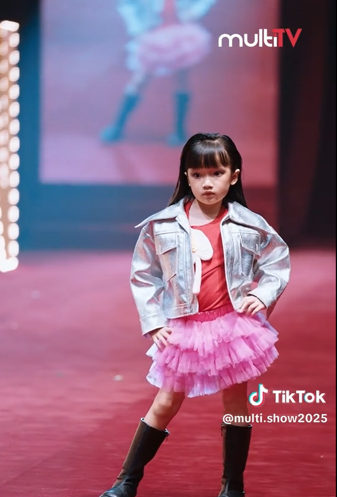 Mới 6 tuổi con gái Trường Giang - Nhã Phương đã "chạy show" catwalk, thần thái cỡ này thì không đùa được!- Ảnh 2.