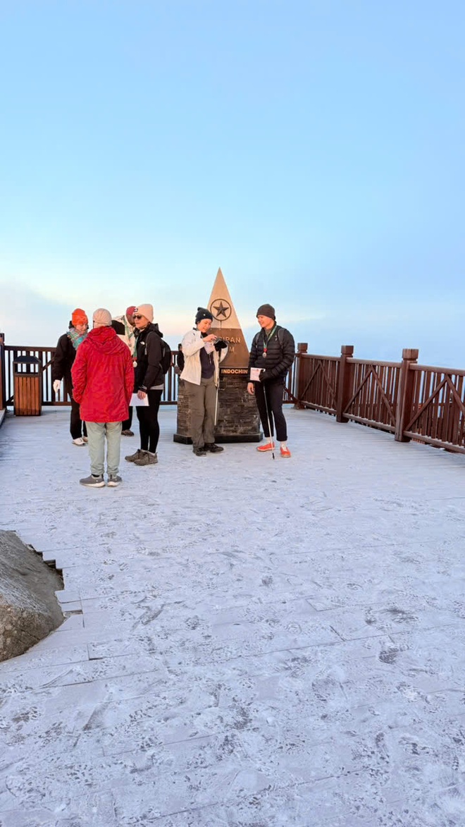 Sáng nay: Fansipan đã phủ trắng băng tuyết, đêm Noel chỉ còn 1 độ C- Ảnh 1.