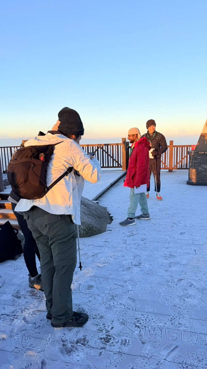 Sáng nay: Fansipan đã phủ trắng băng tuyết, đêm Noel chỉ còn 1 độ C- Ảnh 2.