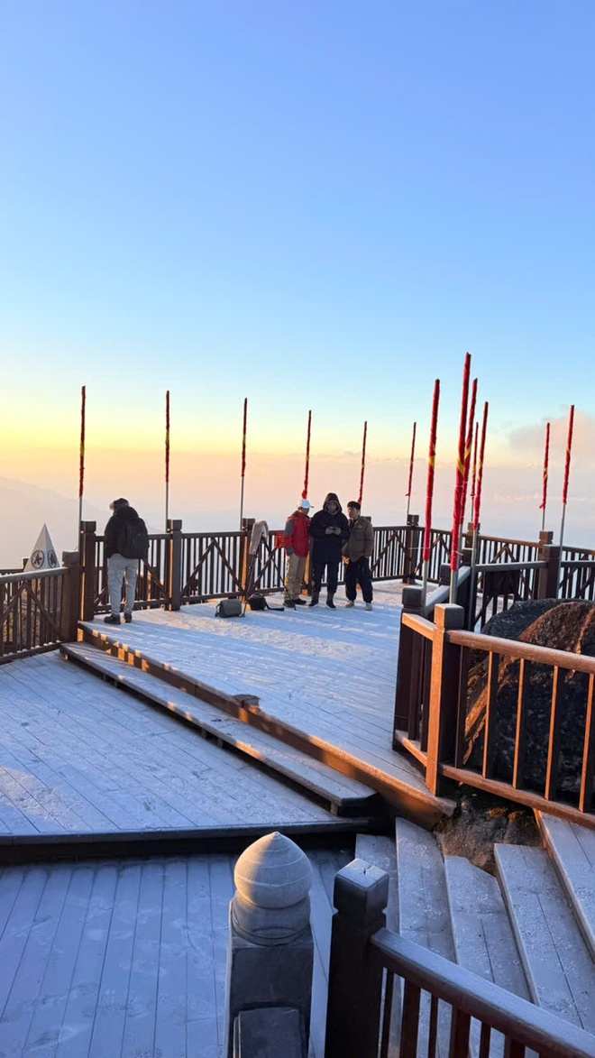 Sáng nay: Fansipan đã phủ trắng băng tuyết, đêm Noel chỉ còn 1 độ C- Ảnh 3.