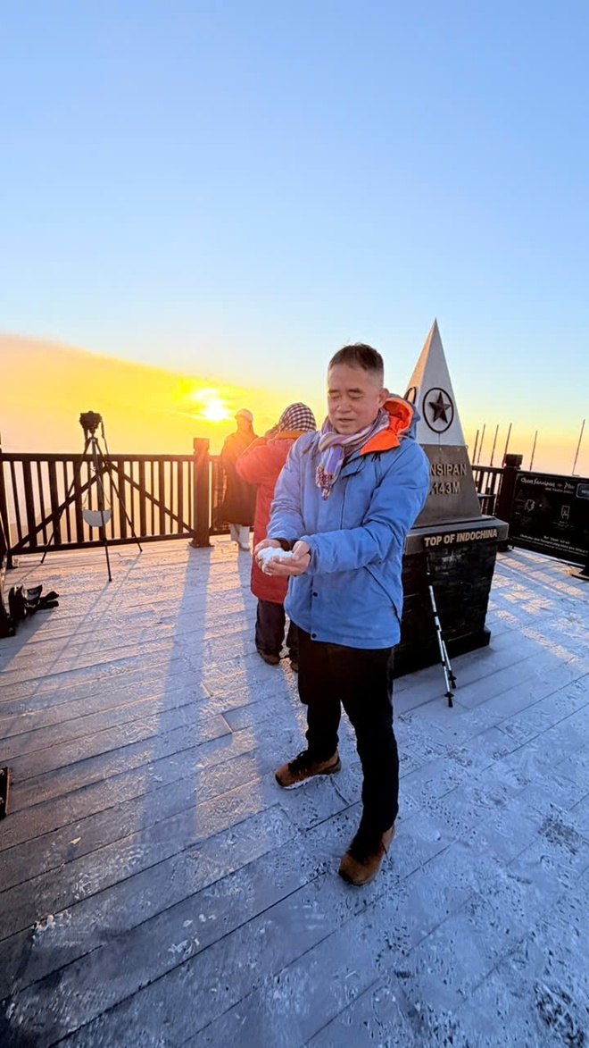 Sáng nay: Fansipan đã phủ trắng băng tuyết, đêm Noel chỉ còn 1 độ C- Ảnh 4.