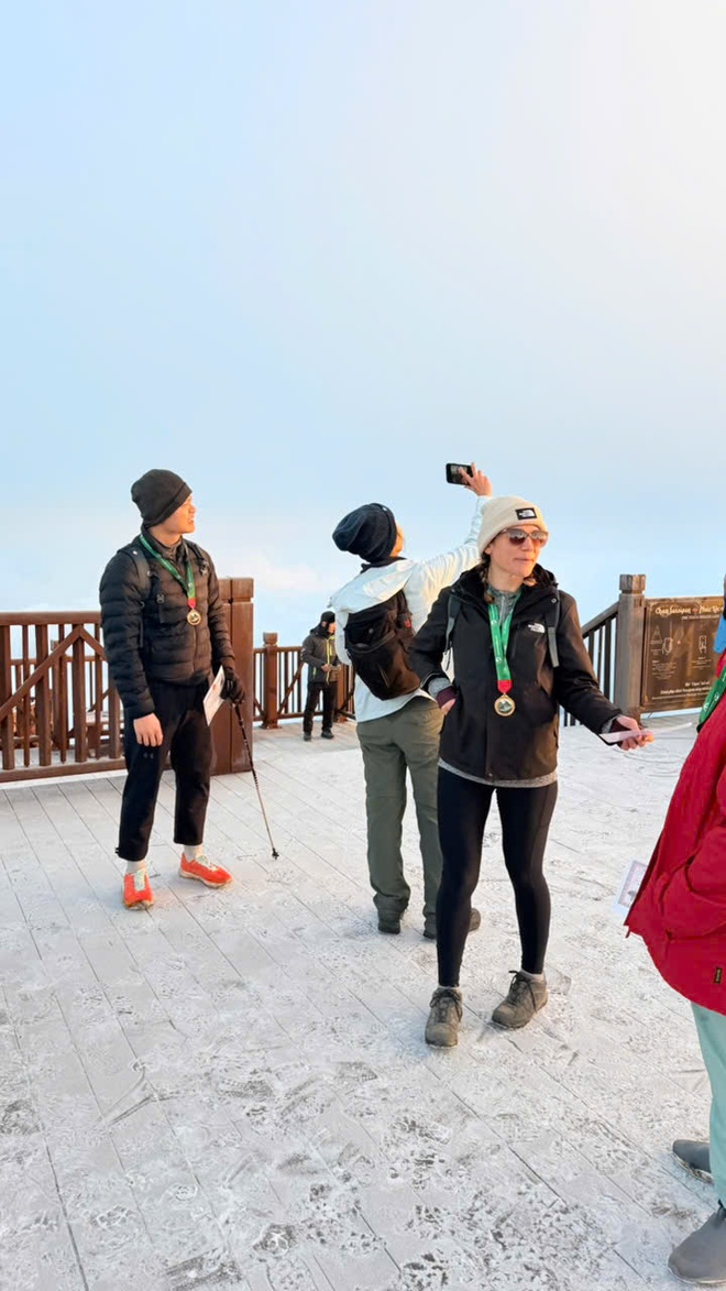 Sáng nay: Fansipan đã phủ trắng băng tuyết, đêm Noel chỉ còn 1 độ C- Ảnh 5.