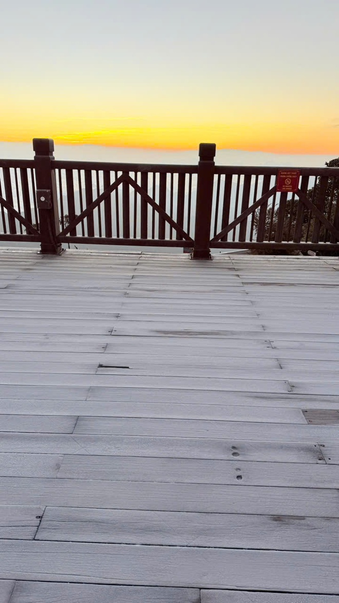 Sáng nay: Fansipan đã phủ trắng băng tuyết, đêm Noel chỉ còn 1 độ C- Ảnh 11.