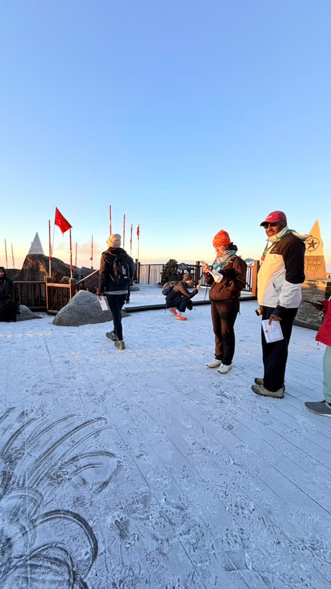 Sáng nay: Fansipan đã phủ trắng băng tuyết, đêm Noel chỉ còn 1 độ C- Ảnh 8.