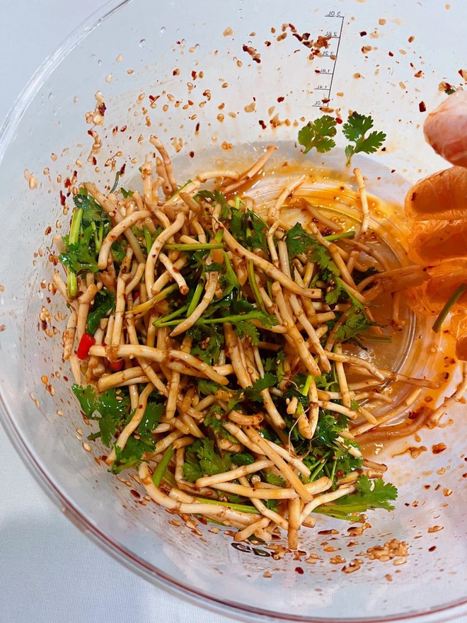 Bao năm ăn loại rau này toàn bỏ rễ, ai ngờ đấy lại là "cực phẩm", trộn chua cay ăn một lần là nghiện- Ảnh 4.