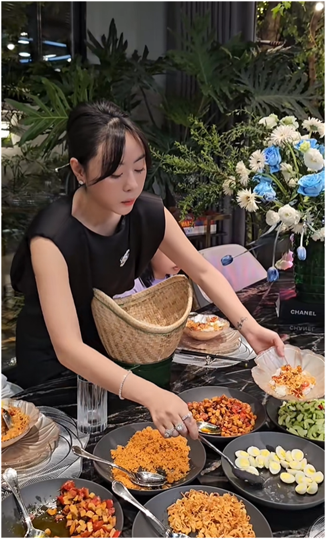 2 chiếc nhẫn kim cương trên tay Đỗ Hà - con dâu Tập đoàn Sơn Hải gây bàn tán- Ảnh 12.