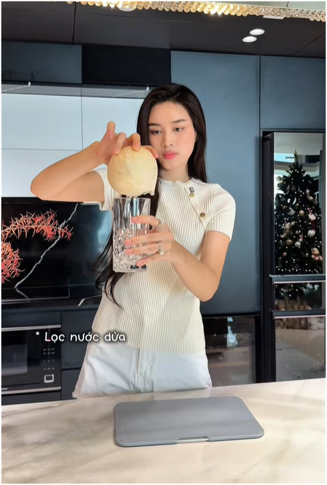 2 chiếc nhẫn kim cương trên tay Đỗ Hà - con dâu Tập đoàn Sơn Hải gây bàn tán- Ảnh 1.