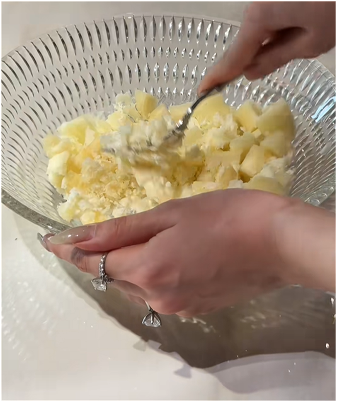 2 chiếc nhẫn kim cương trên tay Đỗ Hà - con dâu Tập đoàn Sơn Hải gây bàn tán- Ảnh 5.