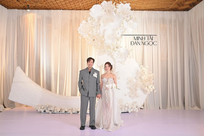 Đám cưới nam diễn viên Vbiz và vợ bác sĩ kém 16 tuổi: Cô dâu chú rể sánh đôi, dàn sao nổi tiếng tham dự- Ảnh 7.