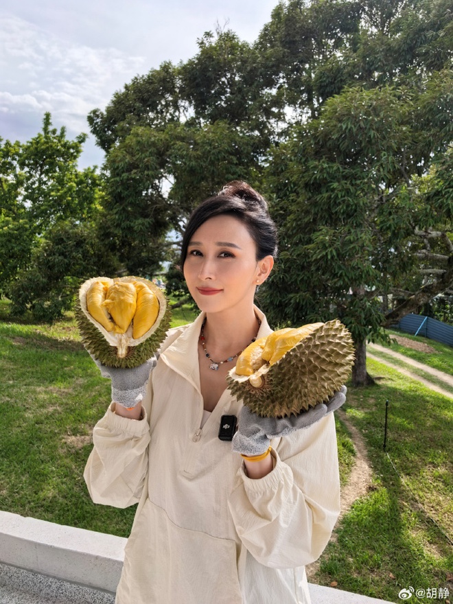 Người đẹp cưới "đại gia mai táng" sướng như tiên: Ở biệt phủ 6.000 m2, sáng hái mít chiều hái sầu riêng- Ảnh 13.