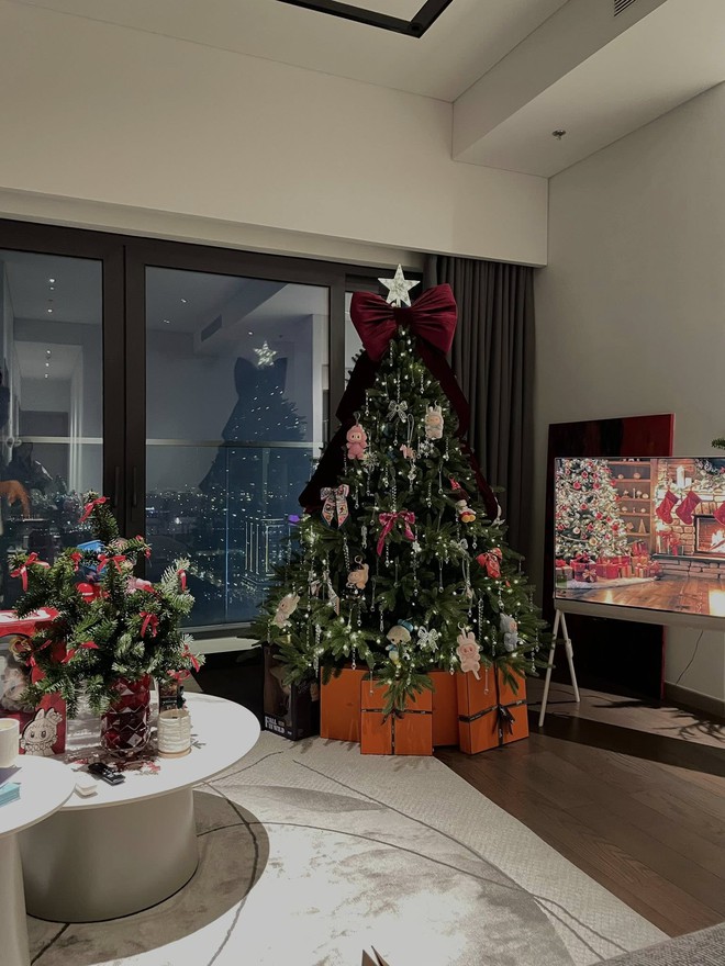 Hội hào môn "bung nóc" mùa Giáng sinh: Midu khoá môi Minh Đạt, xem biệt thự của Phạm Hương - Lan Khuê mà loá mắt- Ảnh 4. Hội hào môn "bung nóc" mùa Giáng sinh: Midu khoá môi Minh Đạt, xem biệt thự của Phạm Hương - Lan Khuê mà loá mắt- Ảnh 4.