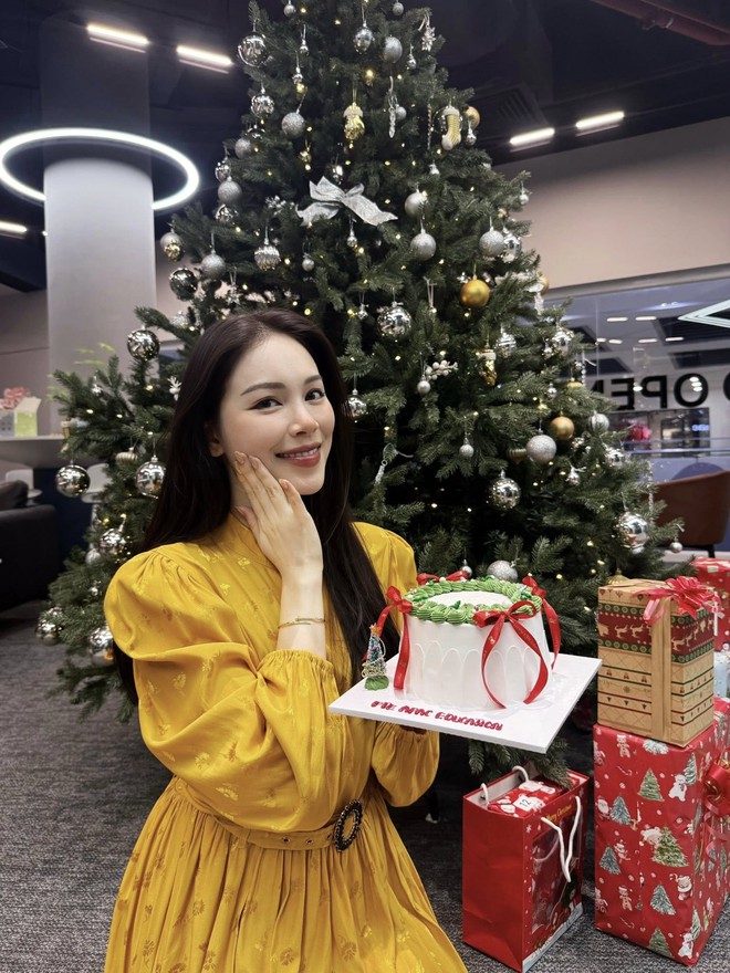 Hội hào môn "bung nóc" mùa Giáng sinh: Midu khoá môi Minh Đạt, xem biệt thự của Phạm Hương - Lan Khuê mà loá mắt- Ảnh 14. Hội hào môn "bung nóc" mùa Giáng sinh: Midu khoá môi Minh Đạt, xem biệt thự của Phạm Hương - Lan Khuê mà loá mắt- Ảnh 14.