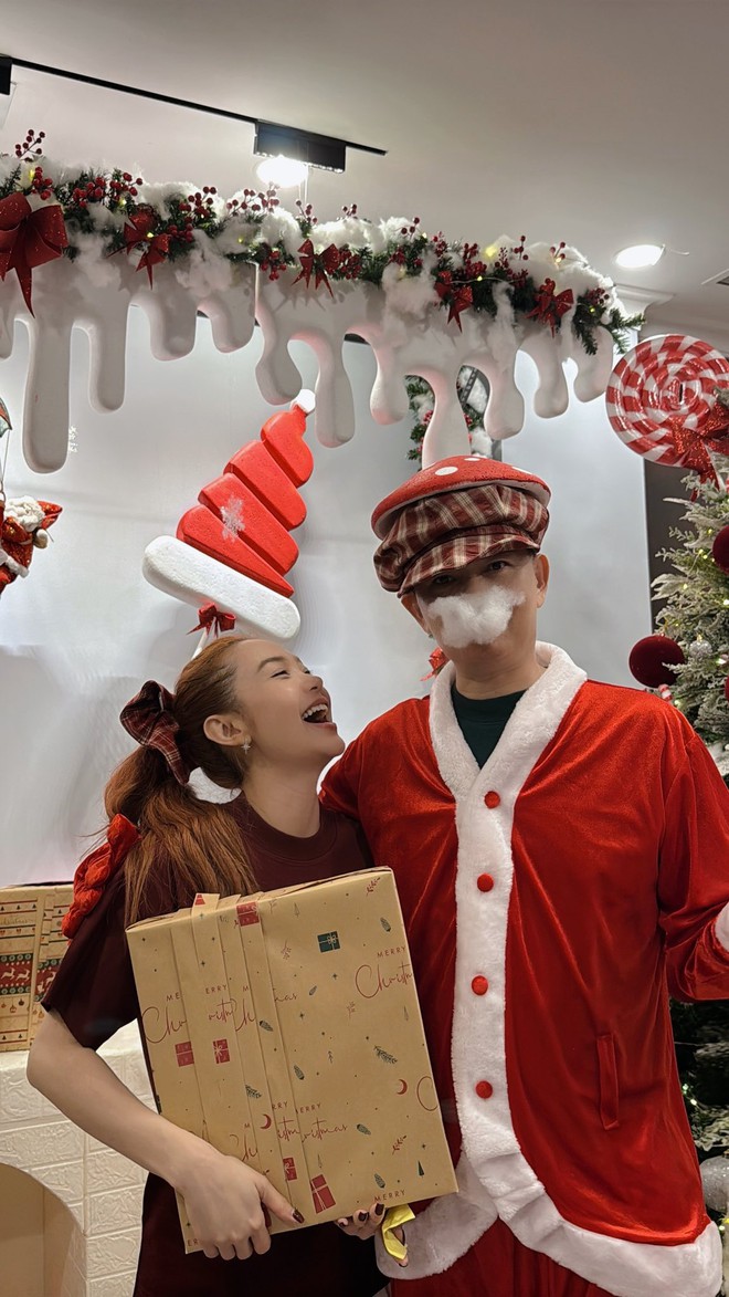 Hội hào môn "bung nóc" mùa Giáng sinh: Midu khoá môi Minh Đạt, xem biệt thự của Phạm Hương - Lan Khuê mà loá mắt- Ảnh 1. Hội hào môn "bung nóc" mùa Giáng sinh: Midu khoá môi Minh Đạt, xem biệt thự của Phạm Hương - Lan Khuê mà loá mắt- Ảnh 1.