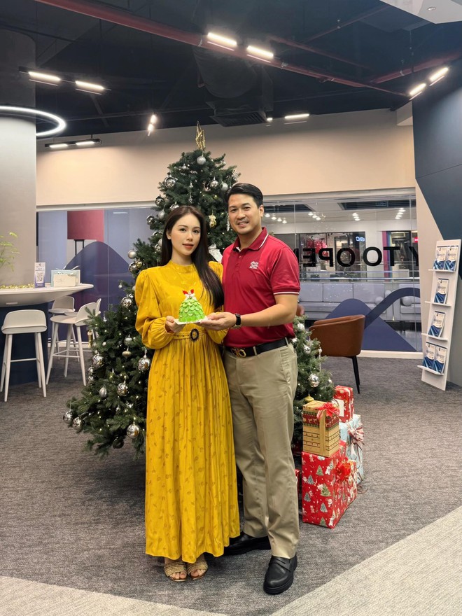 Hội hào môn "bung nóc" mùa Giáng sinh: Midu khoá môi Minh Đạt, xem biệt thự của Phạm Hương - Lan Khuê mà loá mắt- Ảnh 15. Hội hào môn "bung nóc" mùa Giáng sinh: Midu khoá môi Minh Đạt, xem biệt thự của Phạm Hương - Lan Khuê mà loá mắt- Ảnh 15.