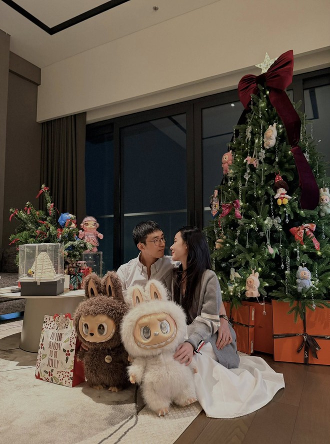 Hội hào môn "bung nóc" mùa Giáng sinh: Midu khoá môi Minh Đạt, xem biệt thự của Phạm Hương - Lan Khuê mà loá mắt- Ảnh 3. Hội hào môn "bung nóc" mùa Giáng sinh: Midu khoá môi Minh Đạt, xem biệt thự của Phạm Hương - Lan Khuê mà loá mắt- Ảnh 3.