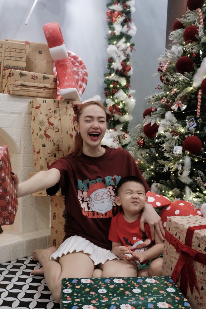 Hội hào môn "bung nóc" mùa Giáng sinh: Midu khoá môi Minh Đạt, xem biệt thự của Phạm Hương - Lan Khuê mà loá mắt- Ảnh 2. Hội hào môn "bung nóc" mùa Giáng sinh: Midu khoá môi Minh Đạt, xem biệt thự của Phạm Hương - Lan Khuê mà loá mắt- Ảnh 2.