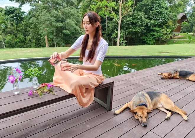 Người đẹp cưới "đại gia mai táng" sướng như tiên: Ở biệt phủ 6.000 m2, sáng hái mít chiều hái sầu riêng- Ảnh 8.