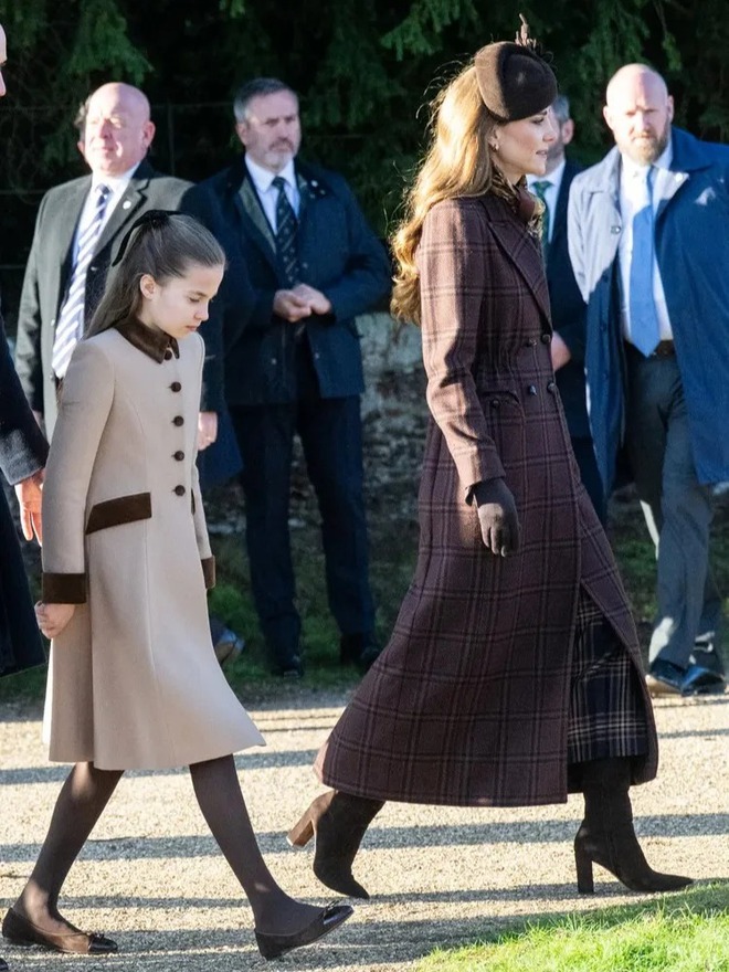 "Công chúa hạt dẻ" nhà Kate: Charlotte 10 tuổi khí chất ngút ngàn, diện đồ "Old Money" chuẩn người thừa kế sáng giá- Ảnh 11.